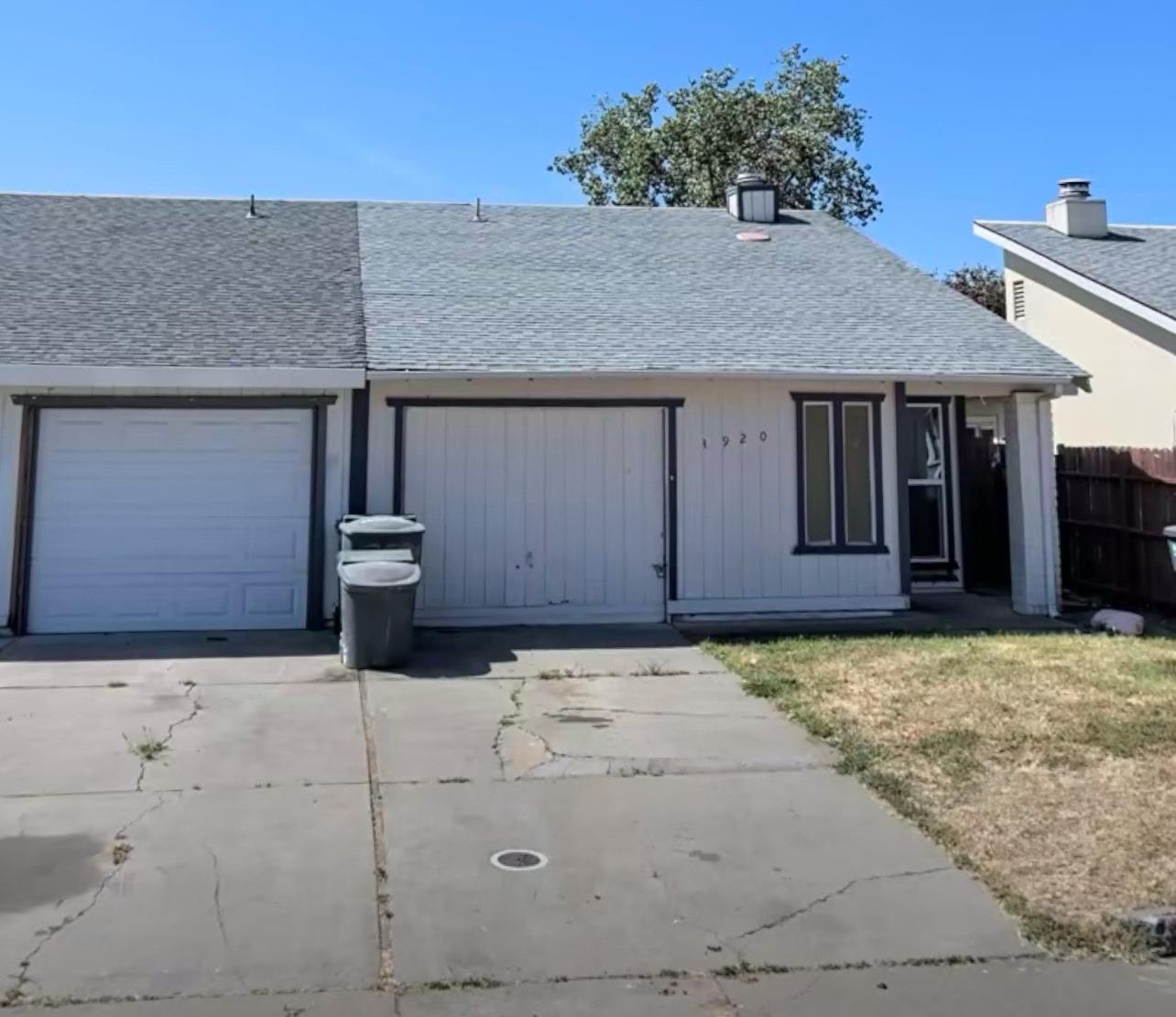 a view of a house with backyard