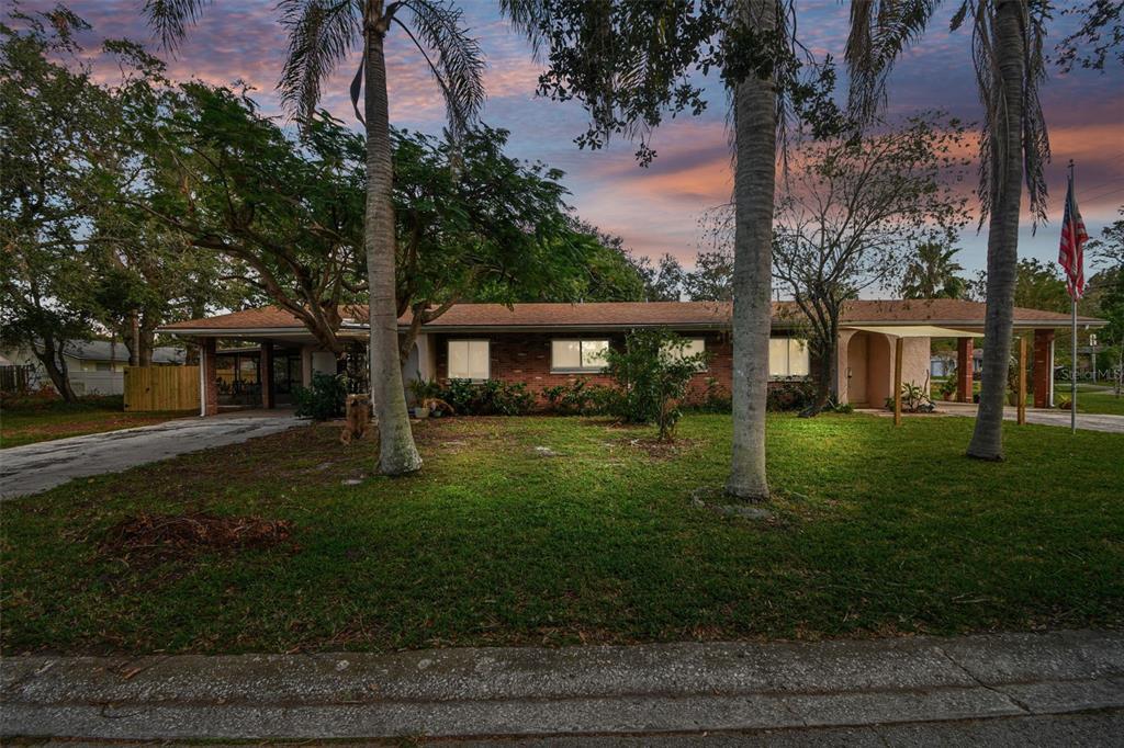 a view of a house with a yard