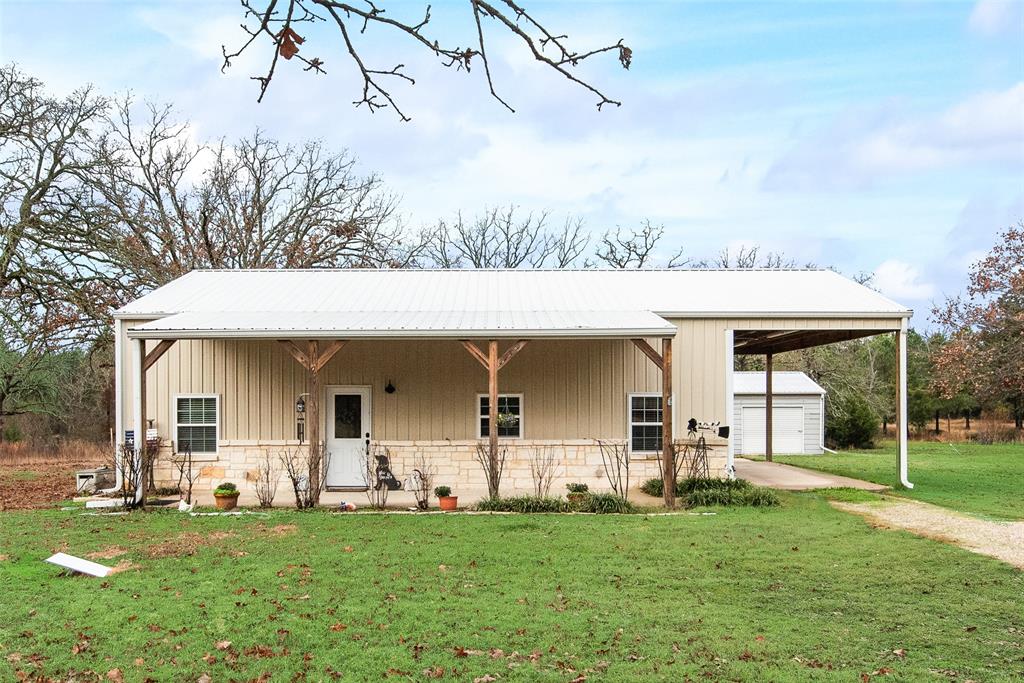 a view of a house with backyard