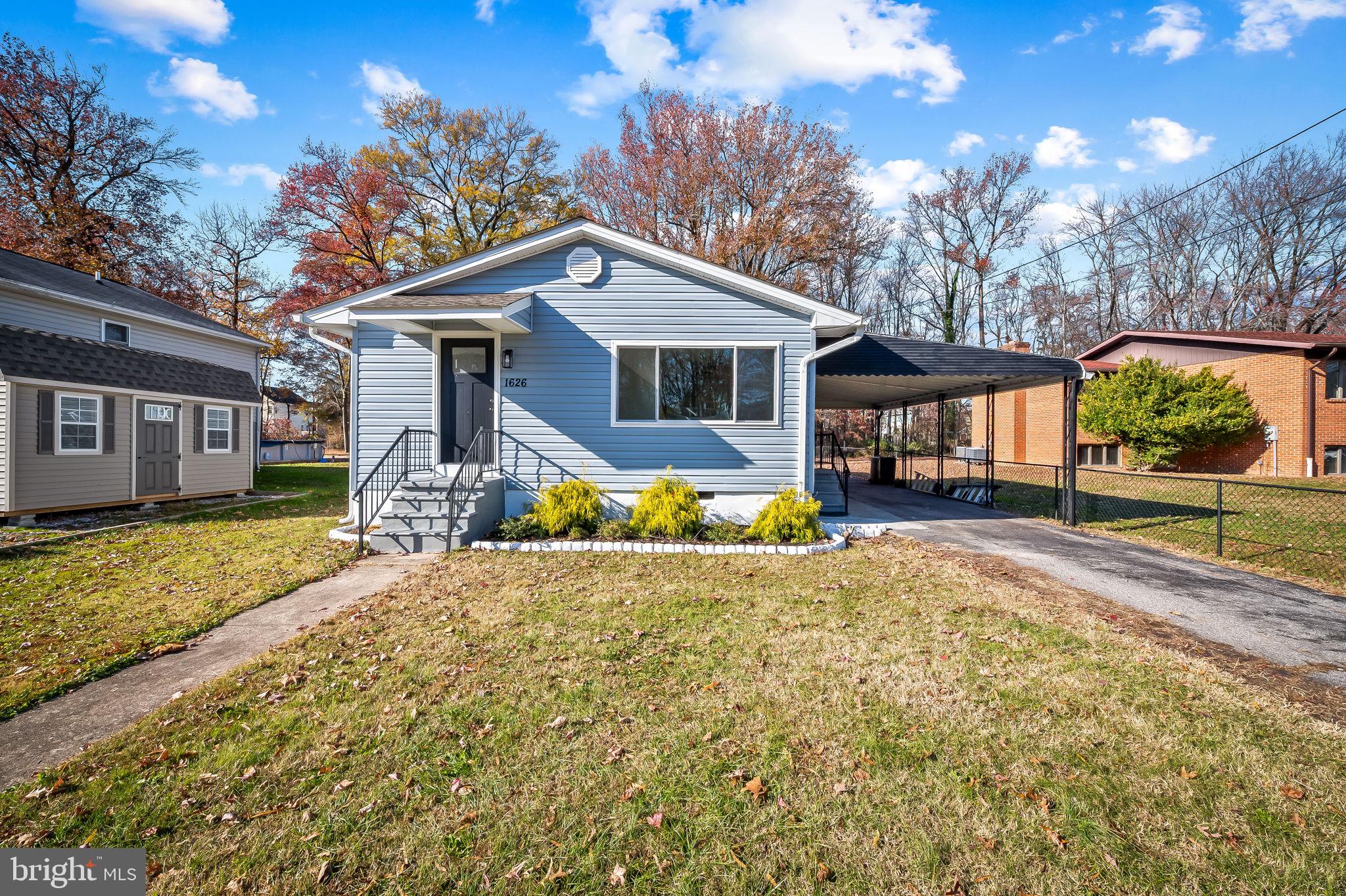 a view of a house with a yard