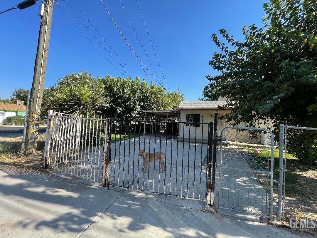 a view of a house with a backyard