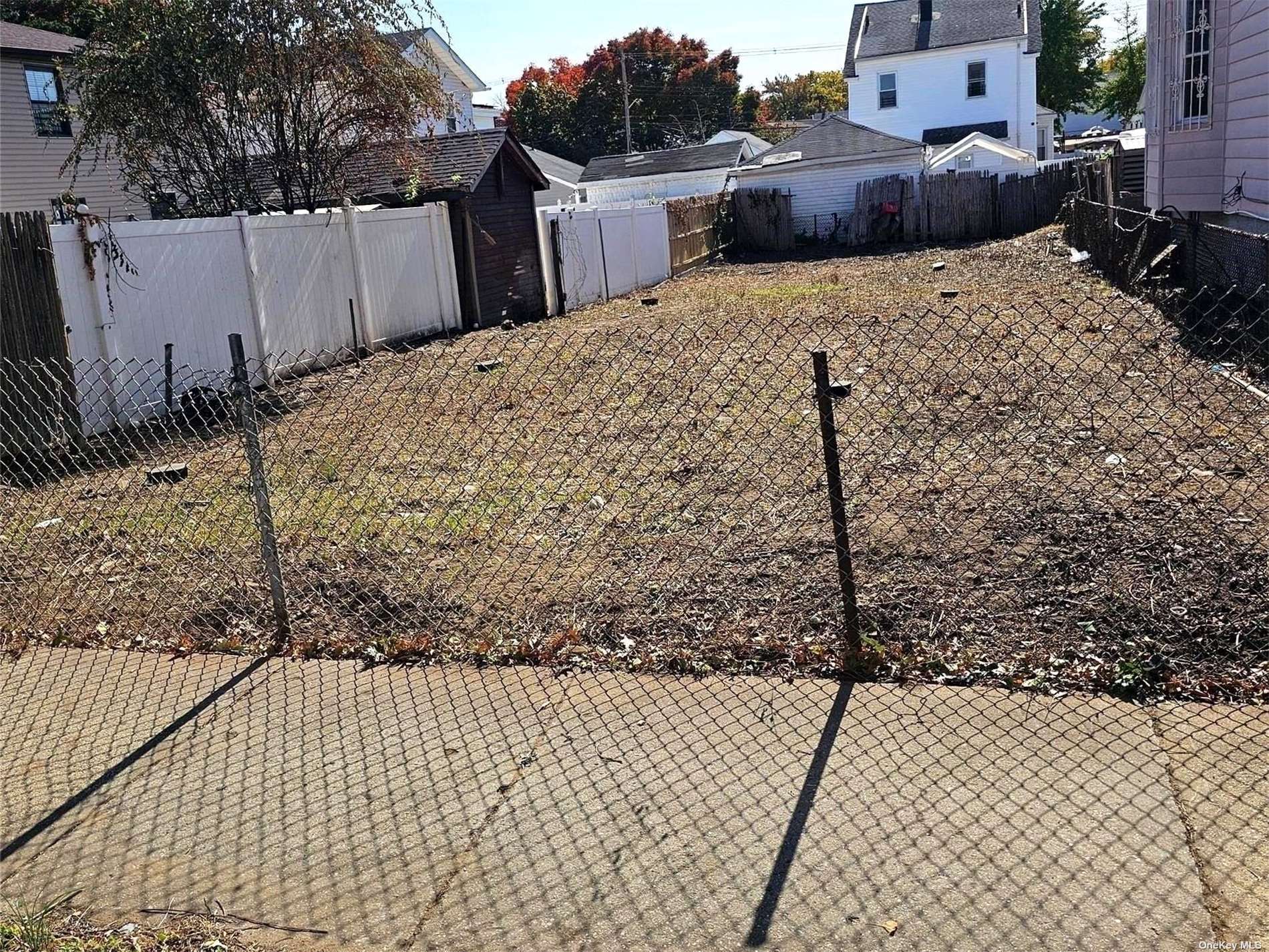 a view of a backyard