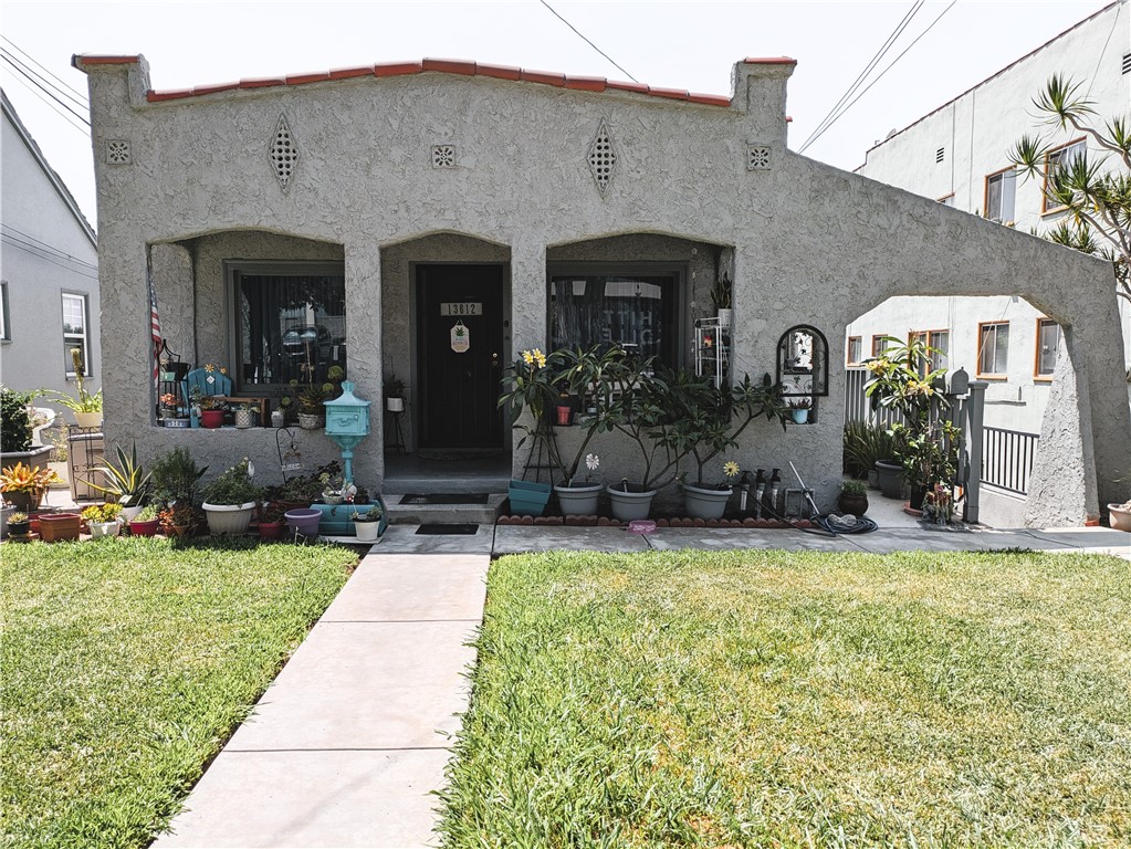 a front view of house with yard