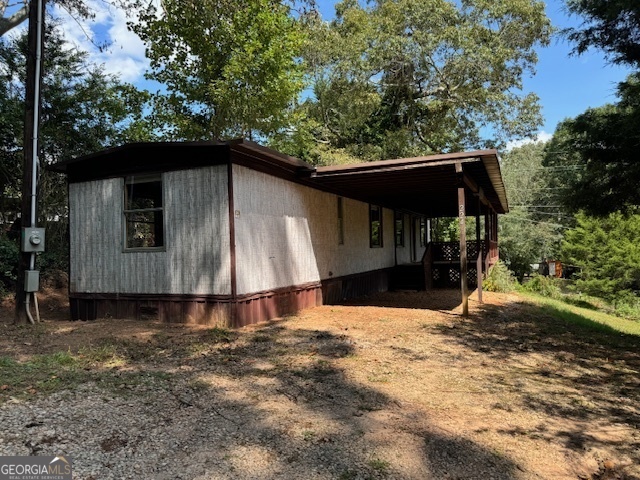 a view of a house with backyard and trees