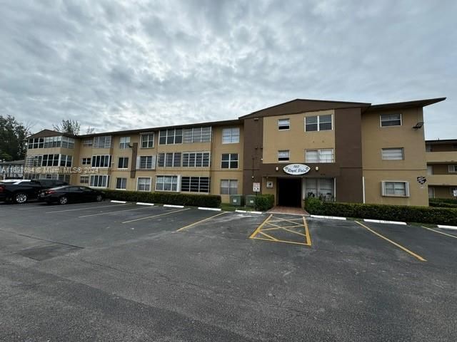 $210,000 | 160 Royal Palm Road, Unit 214 | Hialeah Gardens