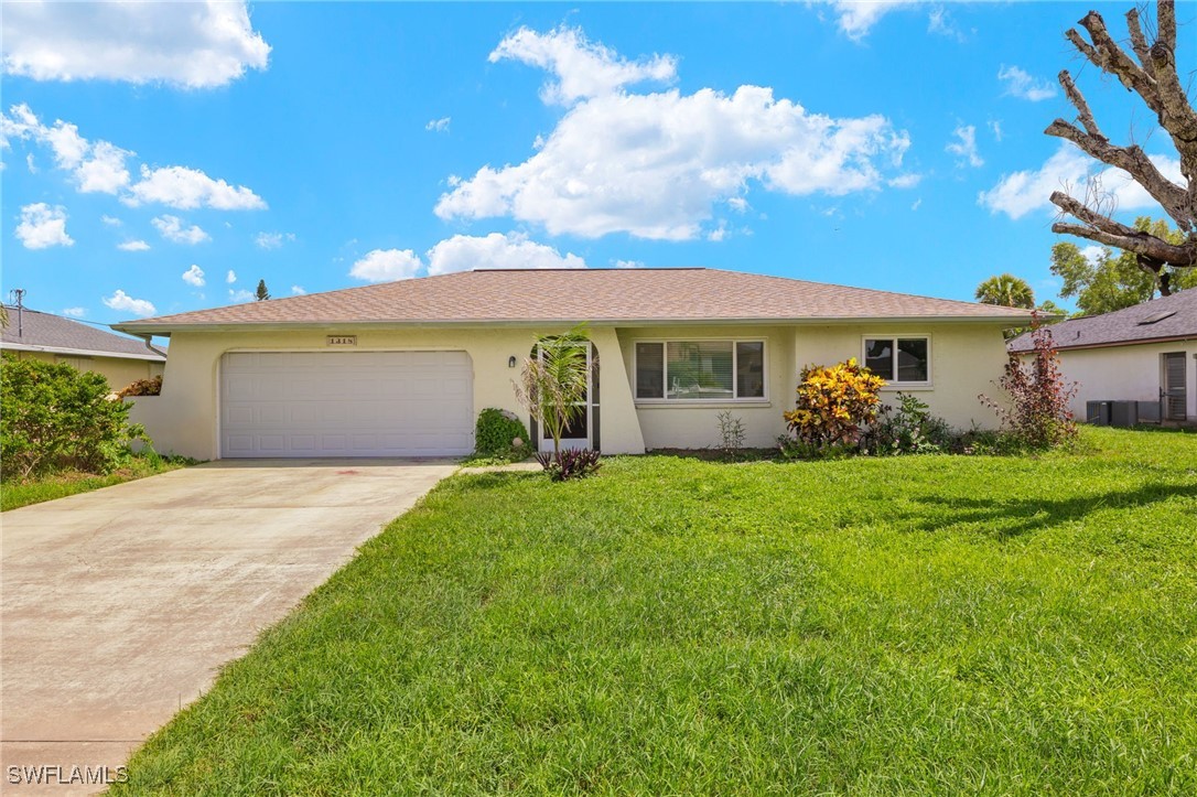 a view of a house with backyard