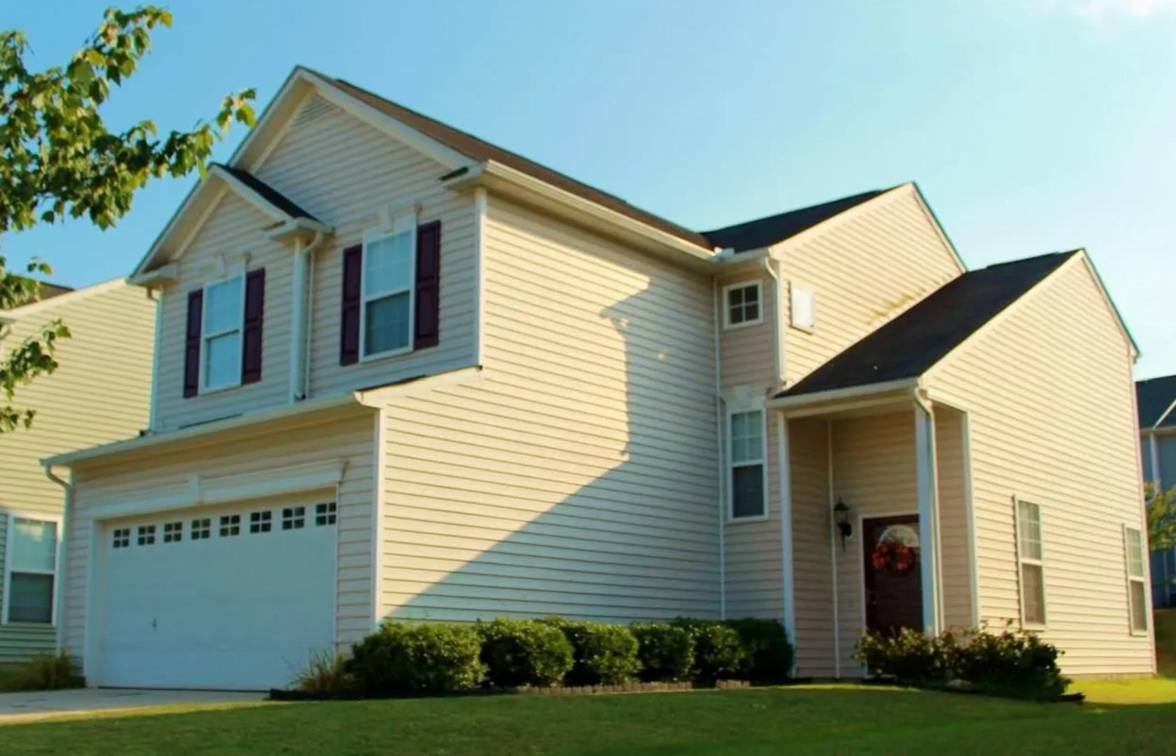 a view of a house with yard and plants