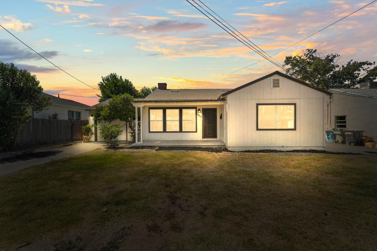 a view of a house with backyard and garden