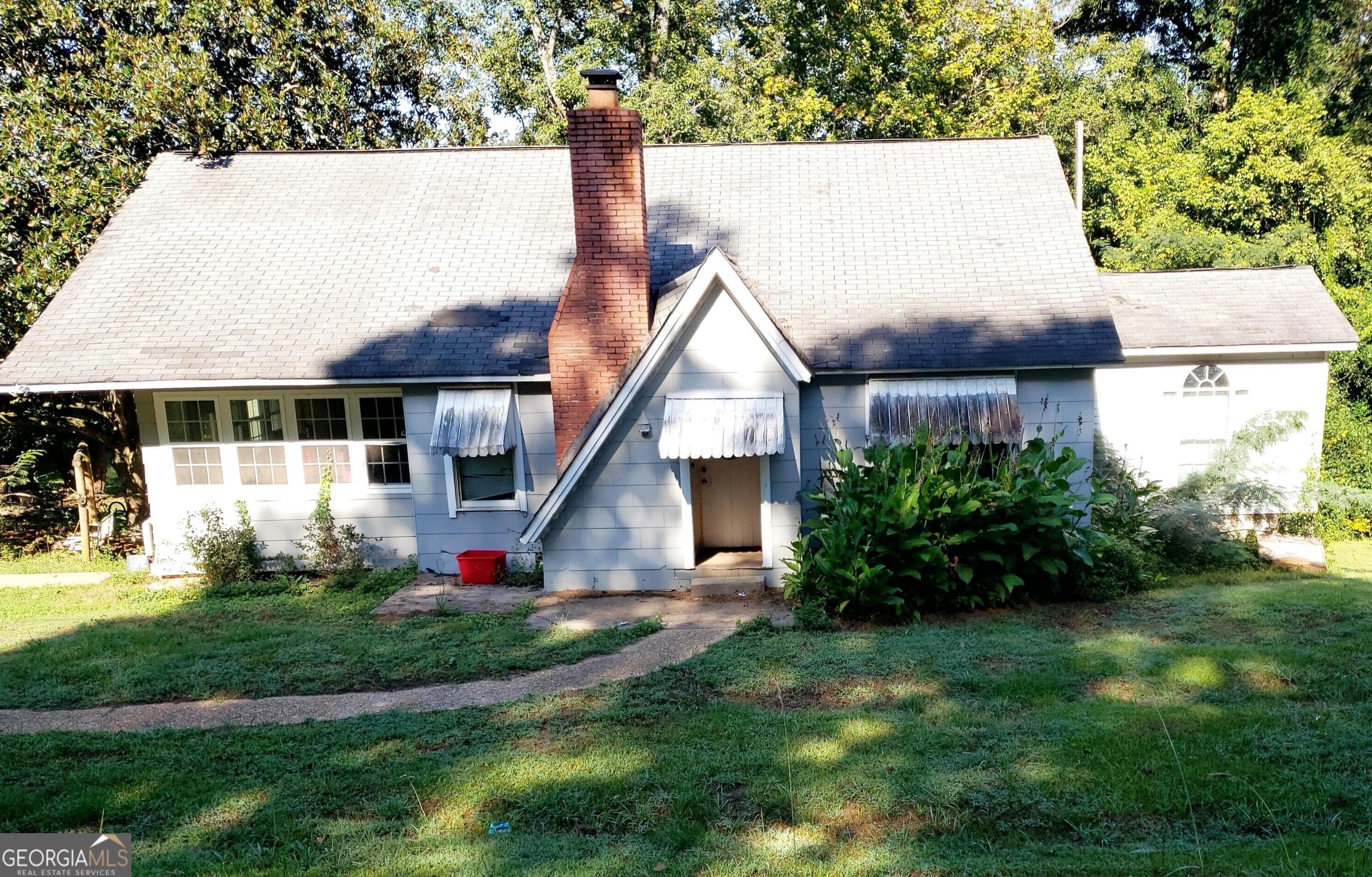 a view of a house with backyard and garden