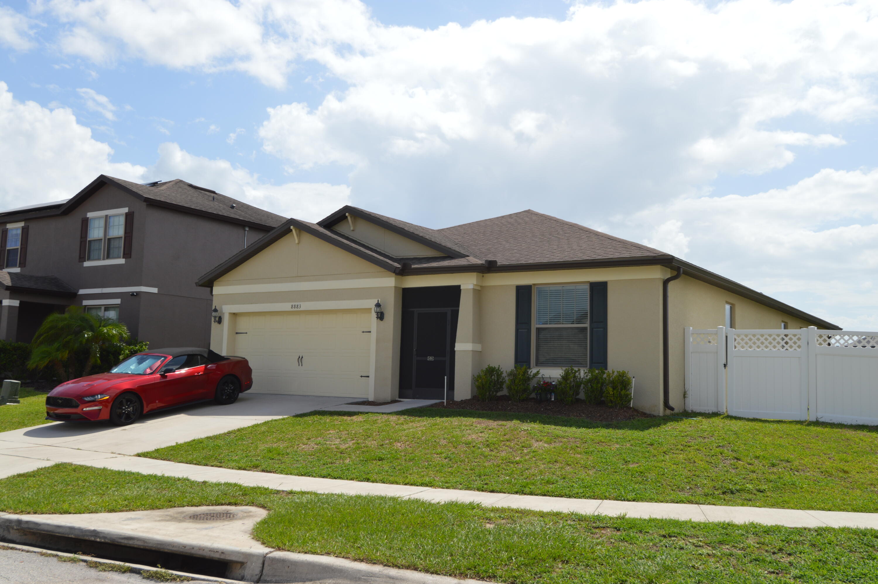 a view of a house with backyard and garden