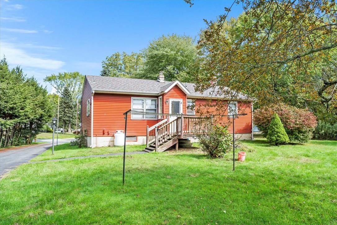 a view of a house with a yard