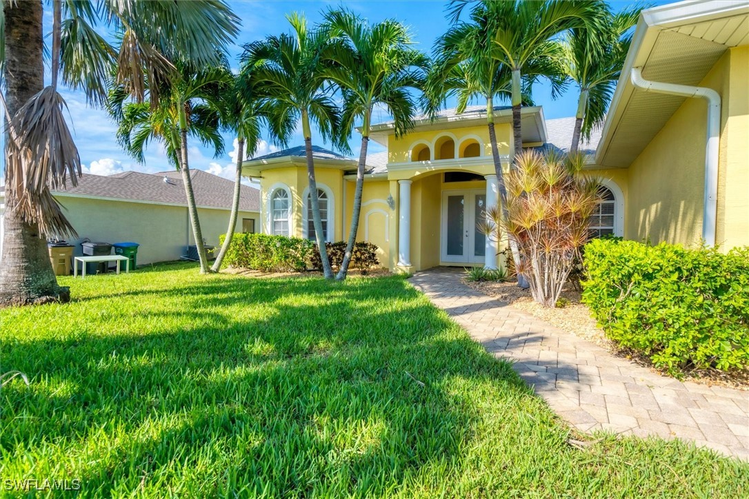 a view of a house with a yard