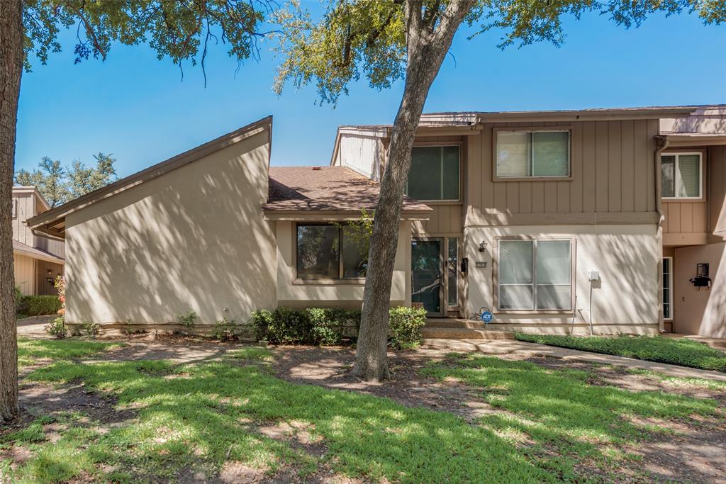 a view of a house with backyard