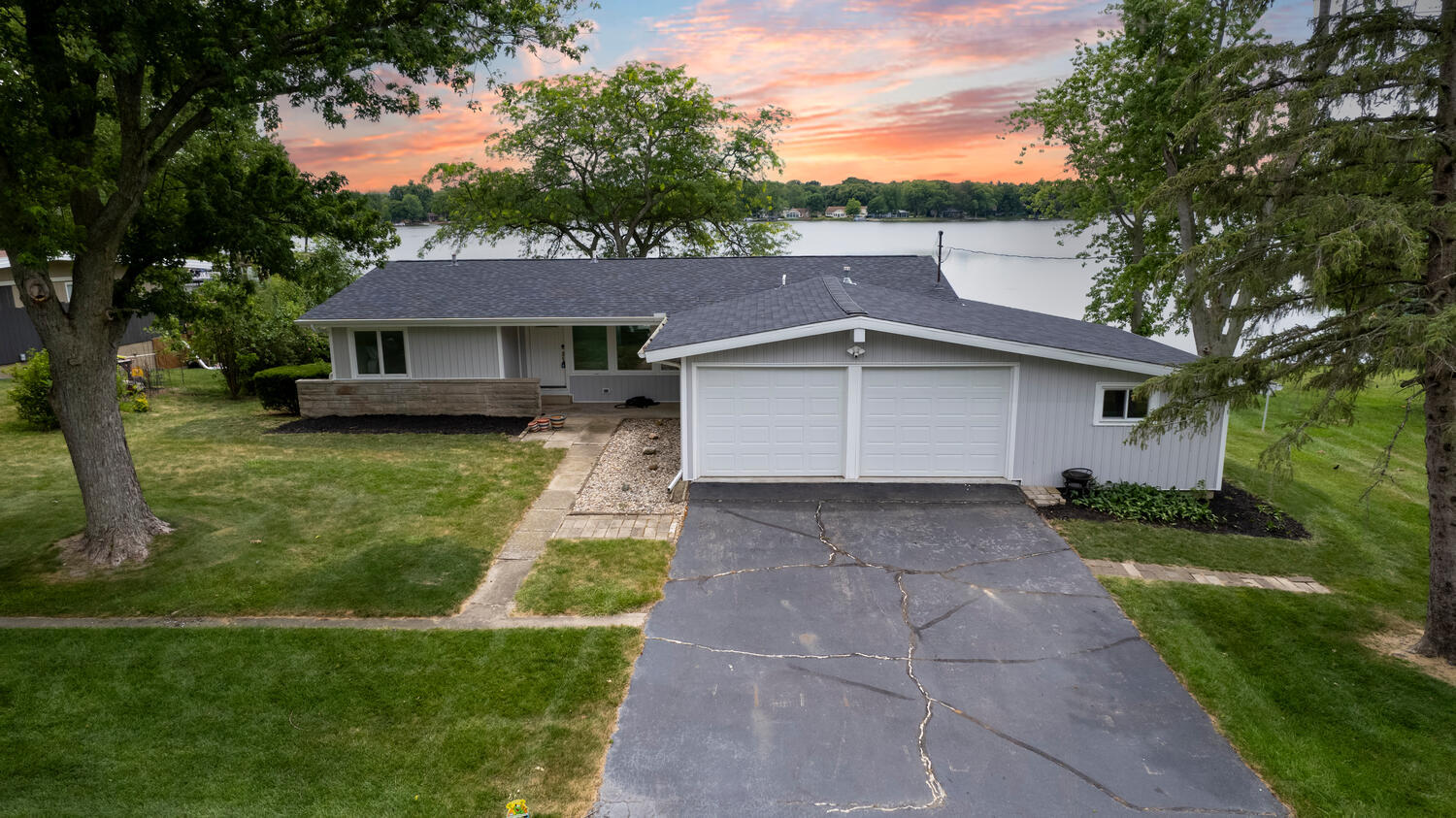 a view of house with a yard