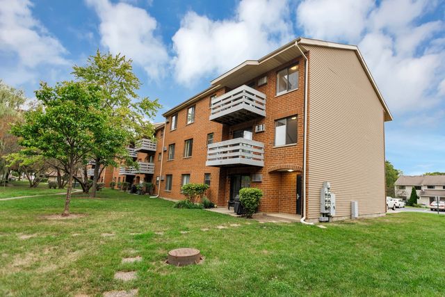 $199,900 | 1233 North Winslowe Drive, Unit 204 | Palatine