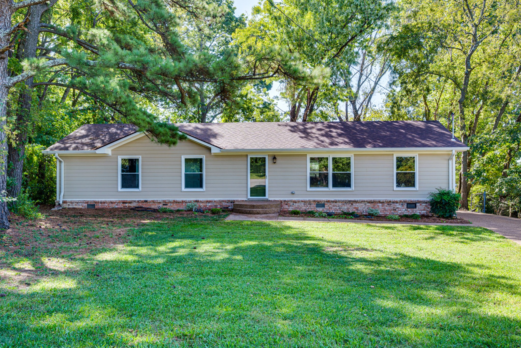 a view of a house with a backyard