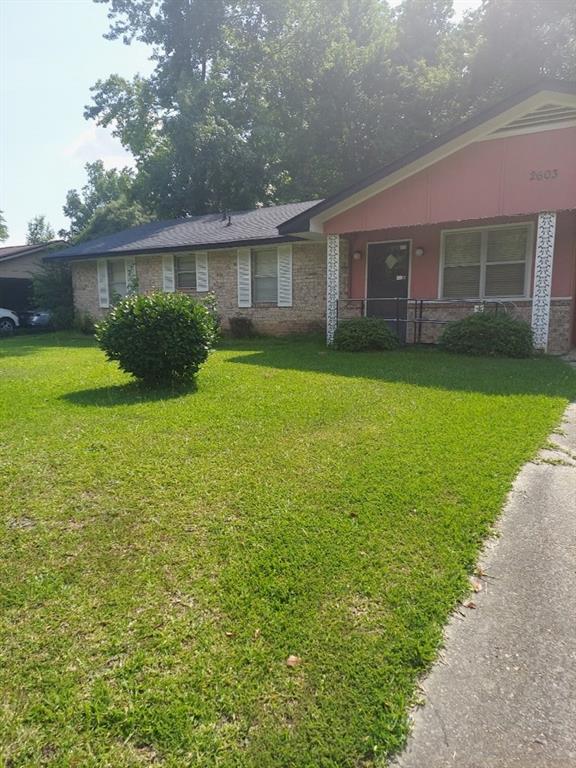 a view of a house with a yard