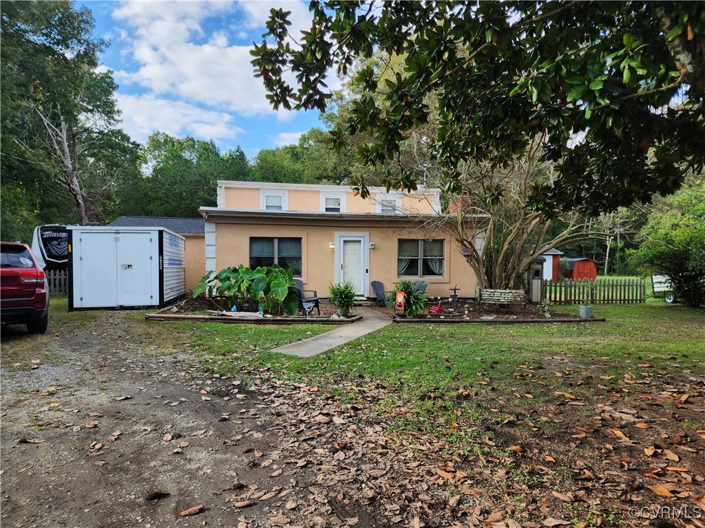 a view of a house with backyard and a tree