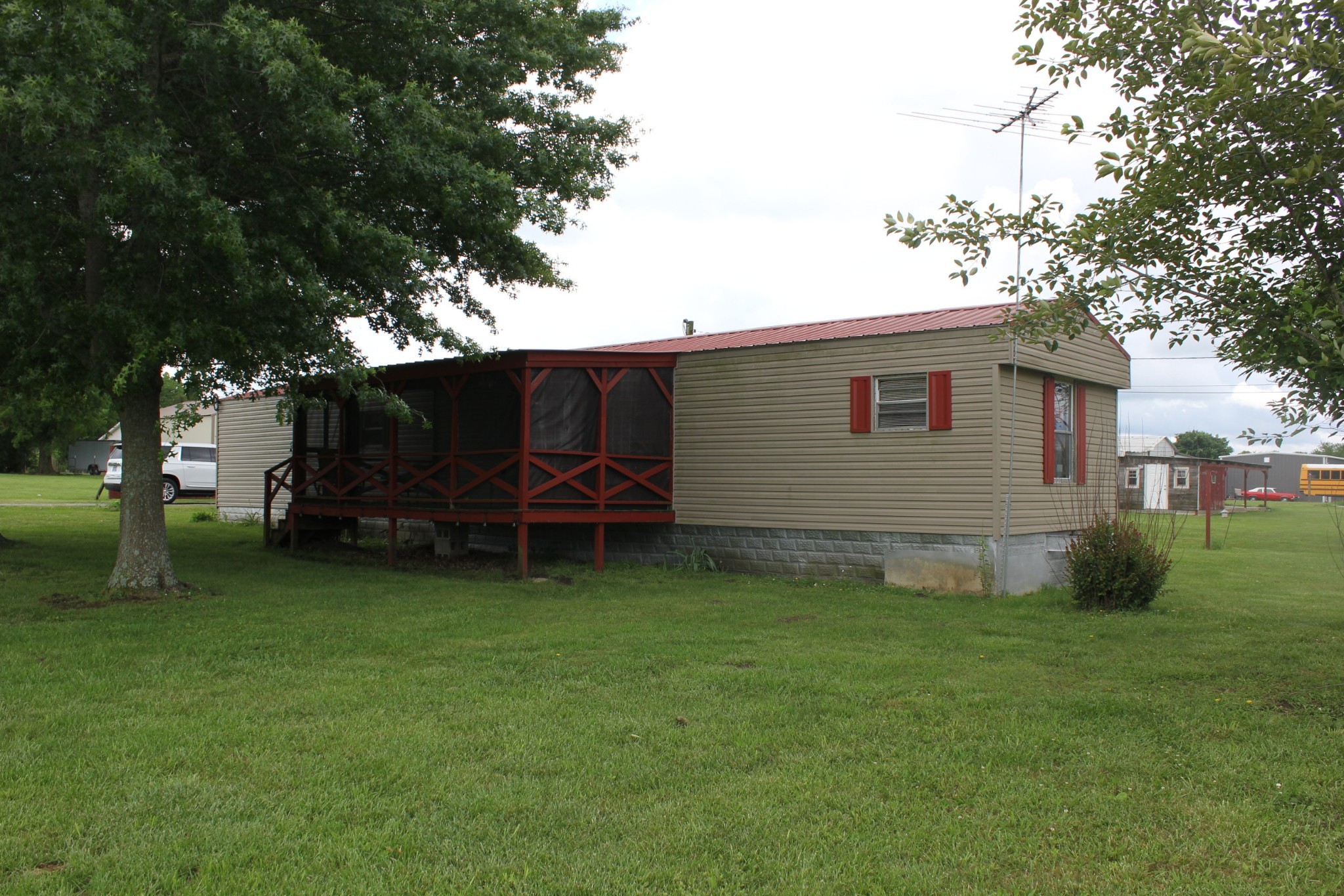 a view of a house with a backyard