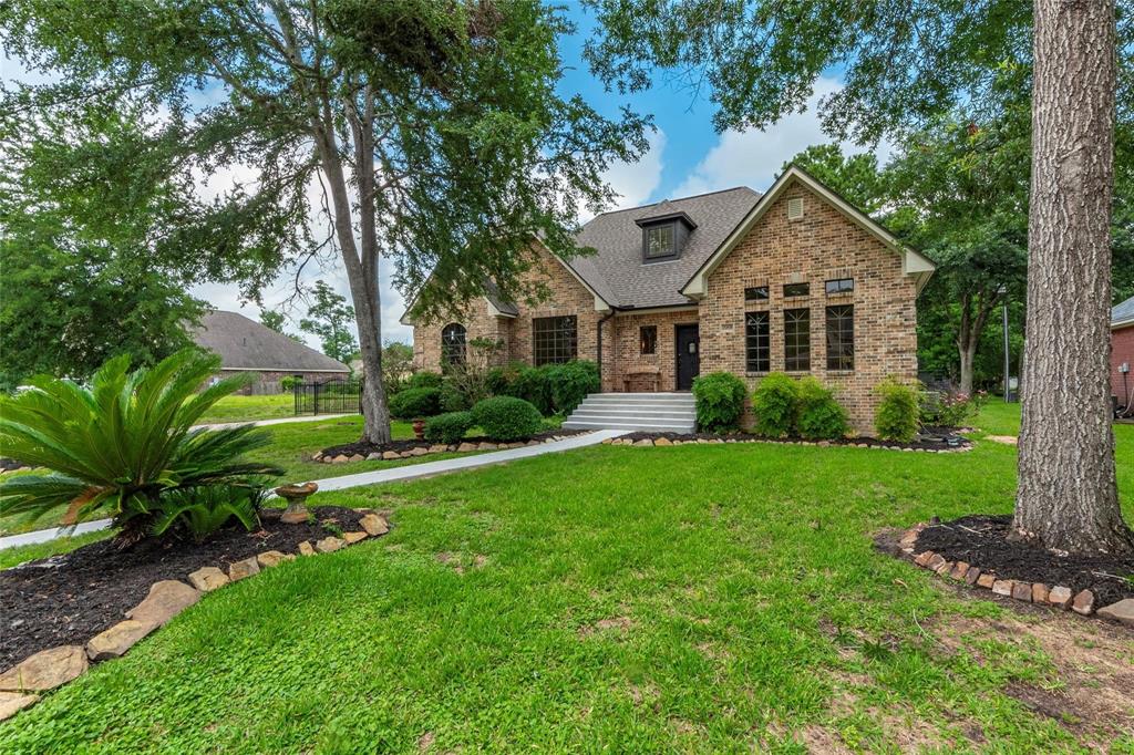 Spacious front yard with attractive curb appeal and well-manicured landscaping.