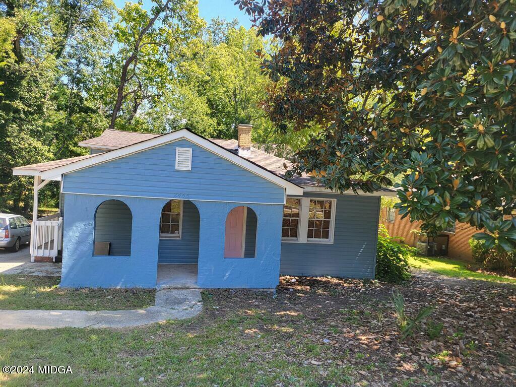 a view of front of a house with a yard