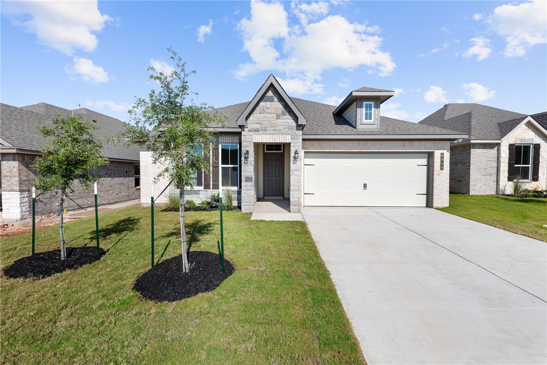 View of front of property featuring a front yard a