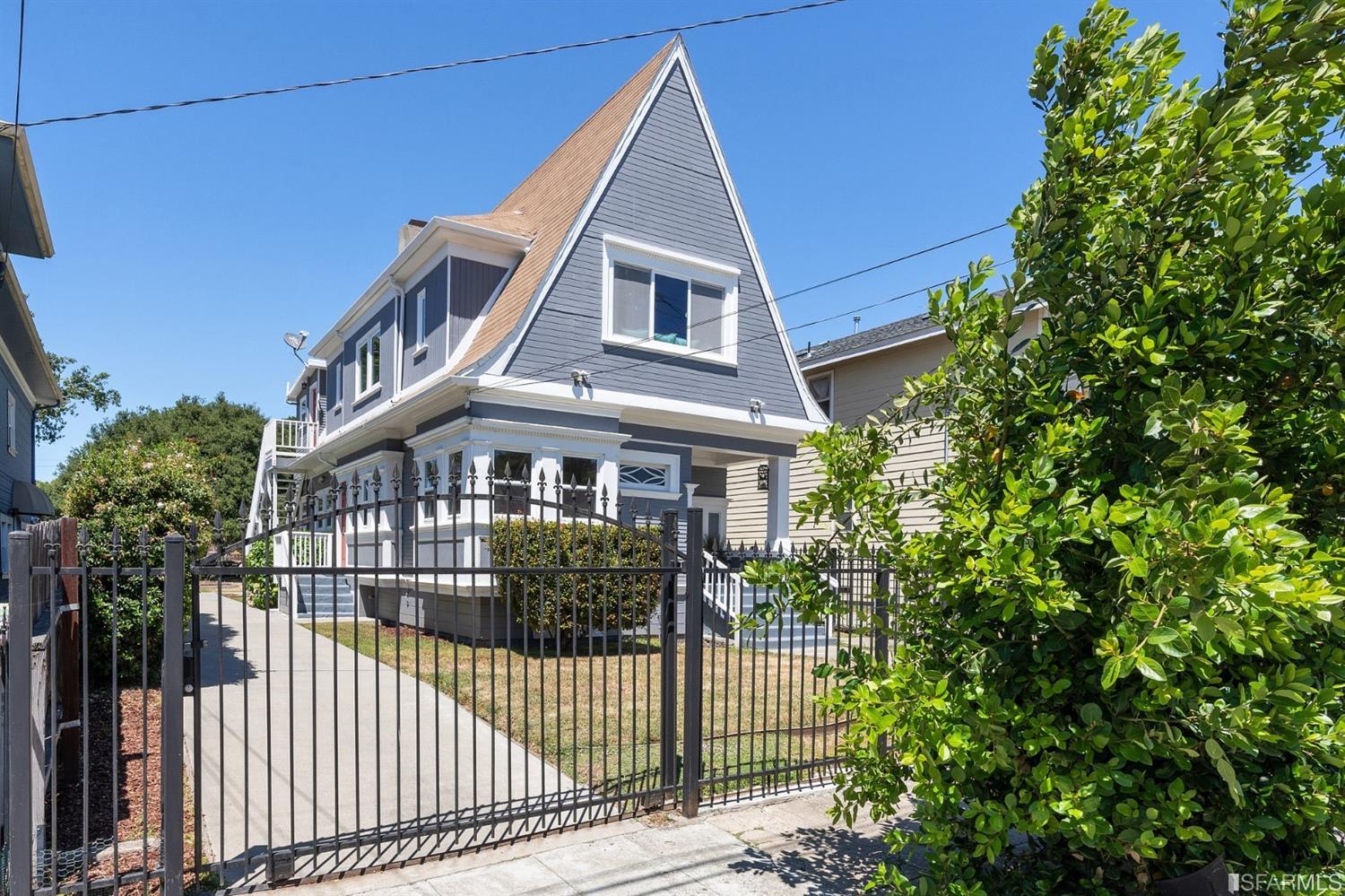 Vacant Duplex right on the Oakland Emeryville border