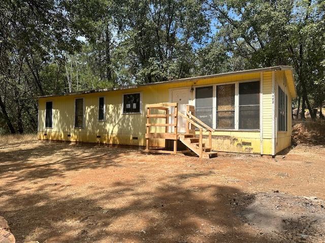 a view of a house with backyard