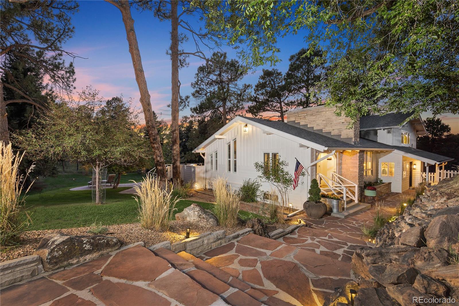 a view of a house with a yard