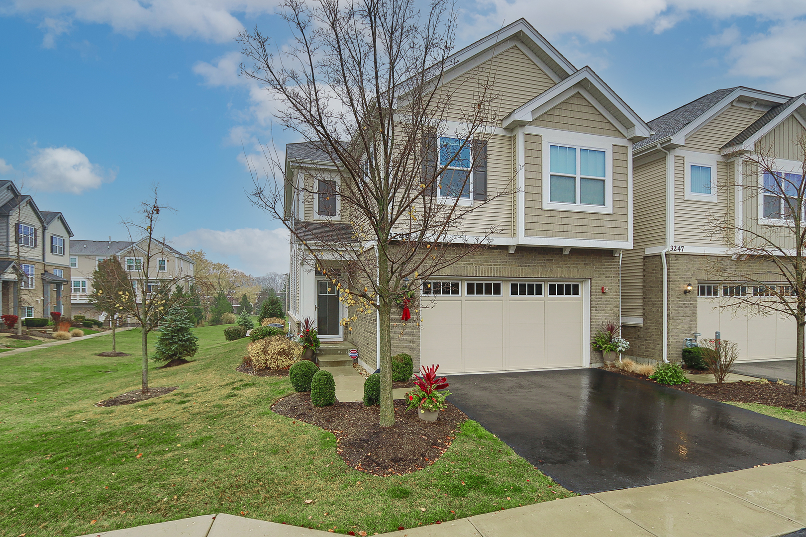 a view of a house with a yard