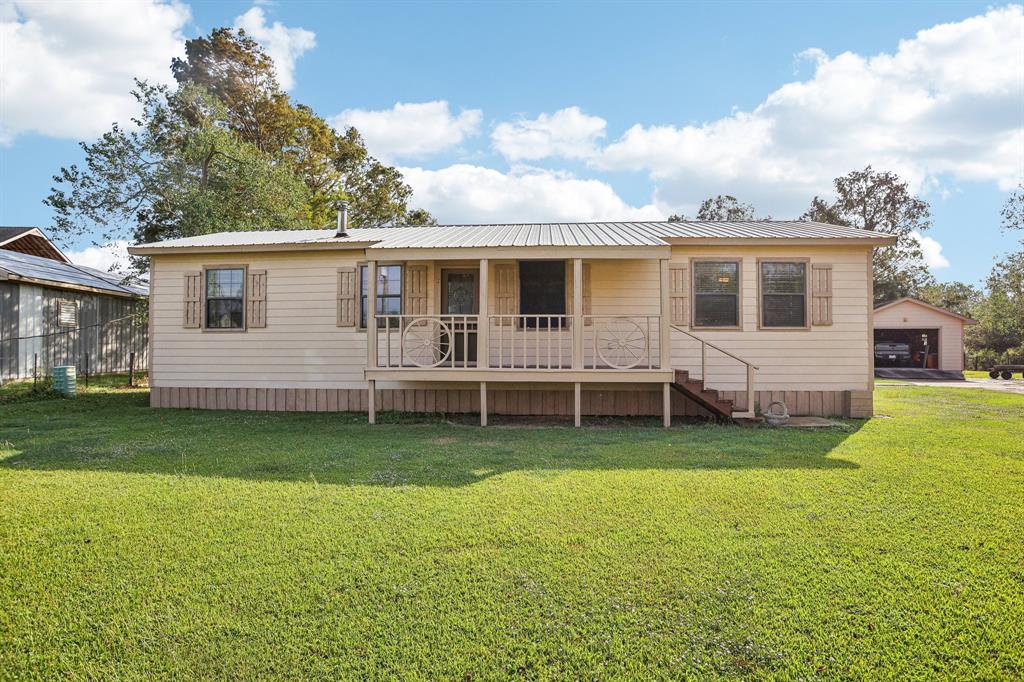 a view of a house with a backyard