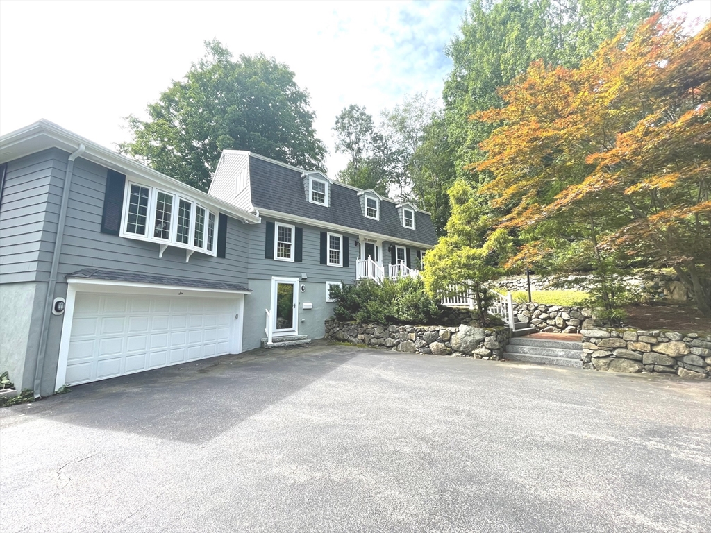 a view of a house with a yard