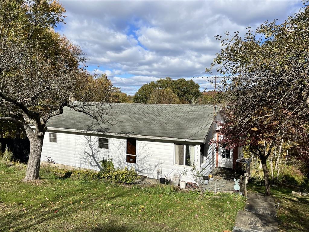 a view of a house with a yard