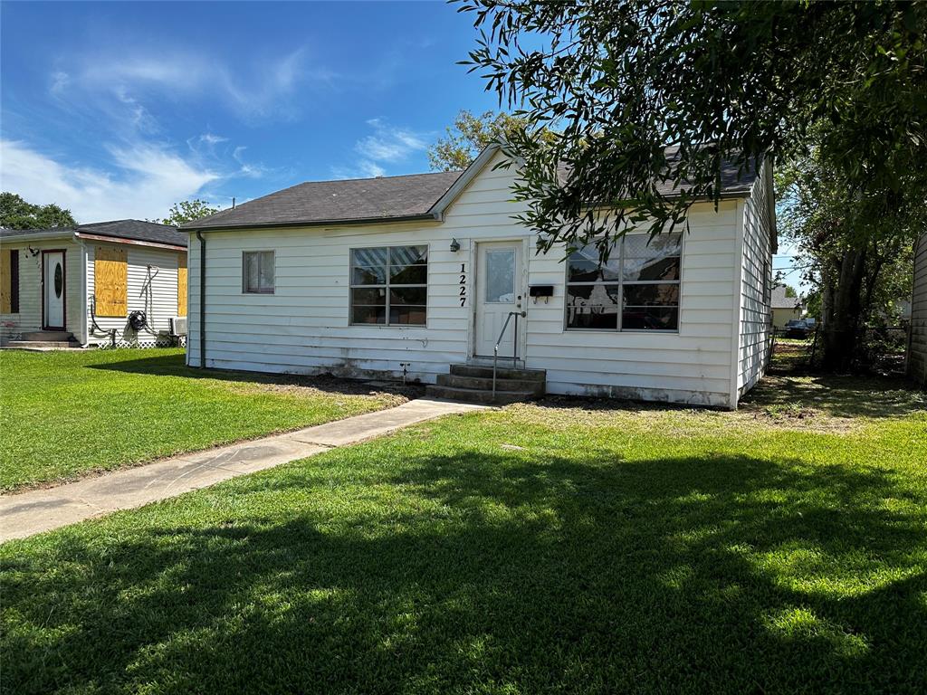 a view of a house with a yard