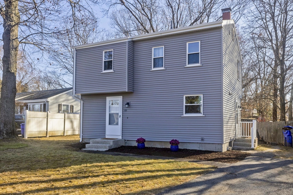 a view of a house with a yard