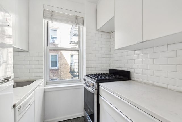 $3,695 | 30 Monroe Place, Unit 4C | Brooklyn Heights