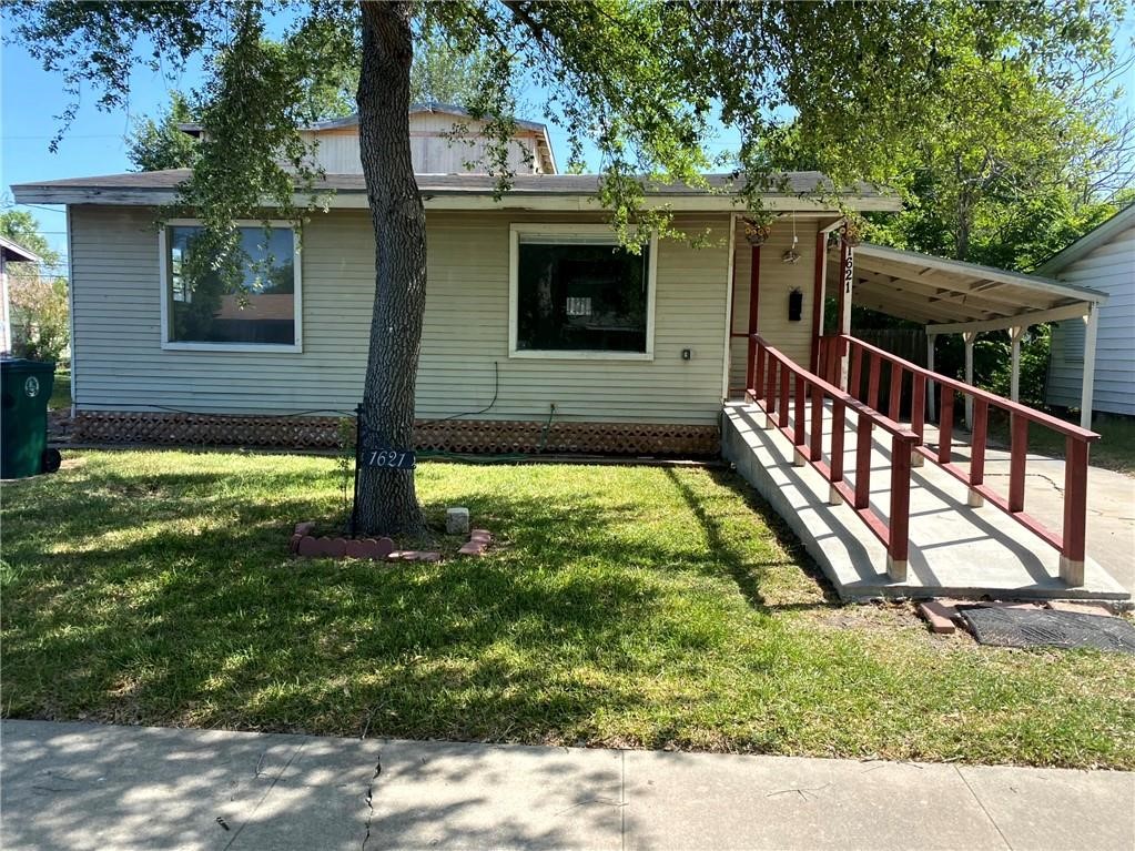 a view of a house with backyard and porch