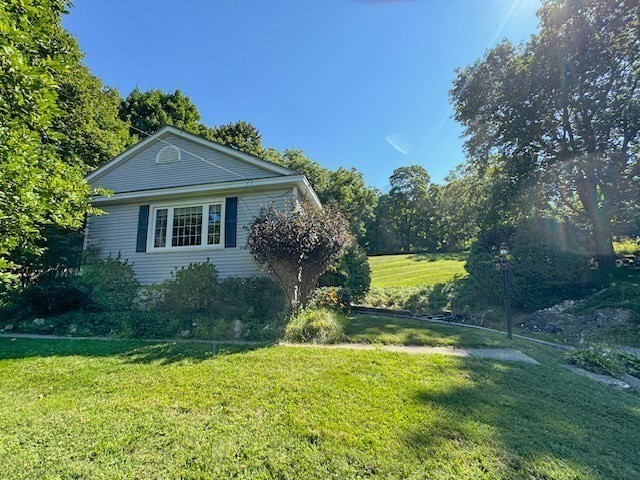 a view of a house with a yard