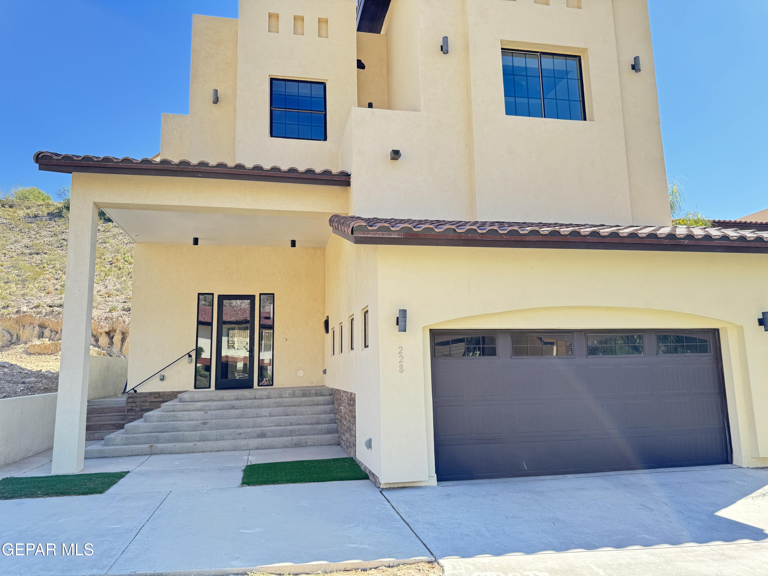 a view of entrance with an entryway and livingroom