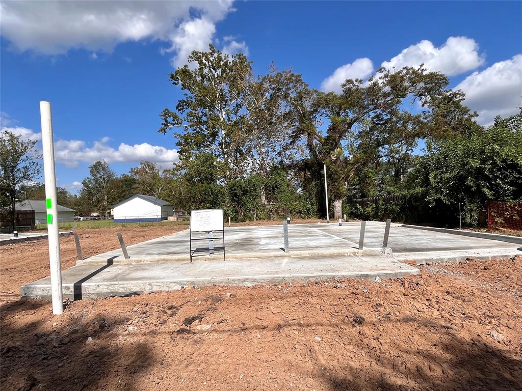 a view of a yard with a tree