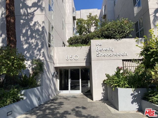 $3,650 | 850 South Shenandoah Street, Unit 103 | Beverly Center-Miracle Mile