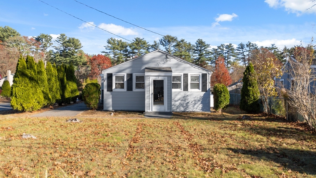 a view of a house with a yard