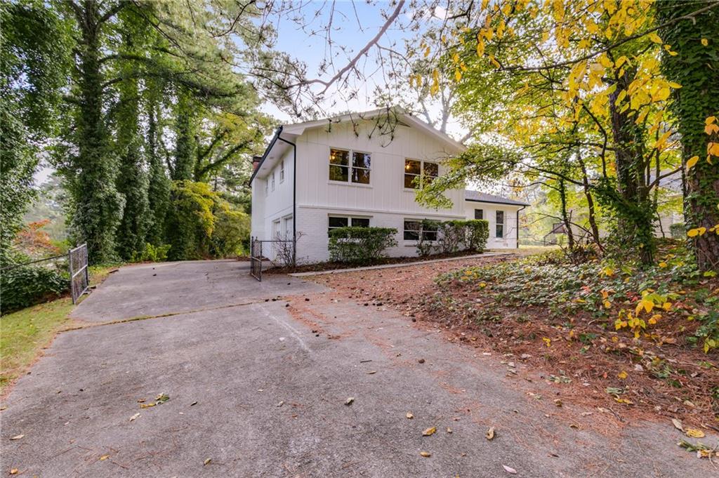 a view of a house with a yard