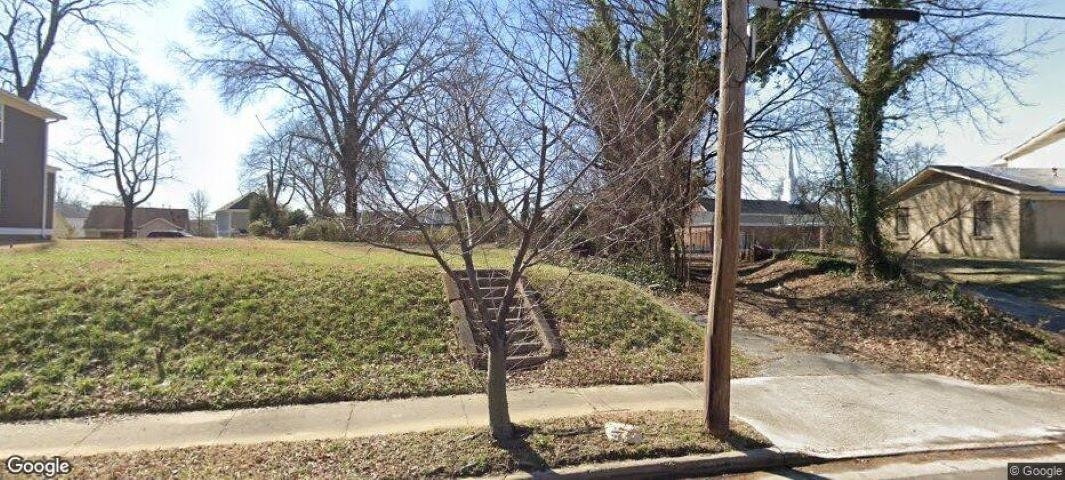 a view of a yard in front of a house