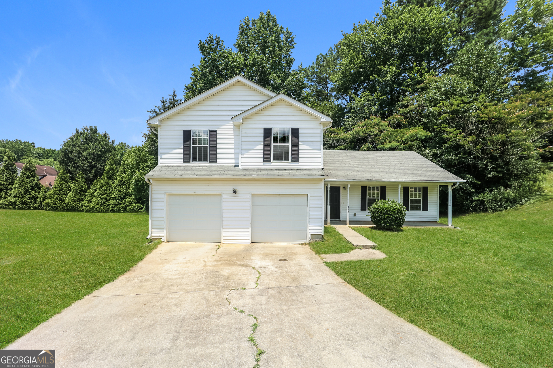 a view of a yard in front of house