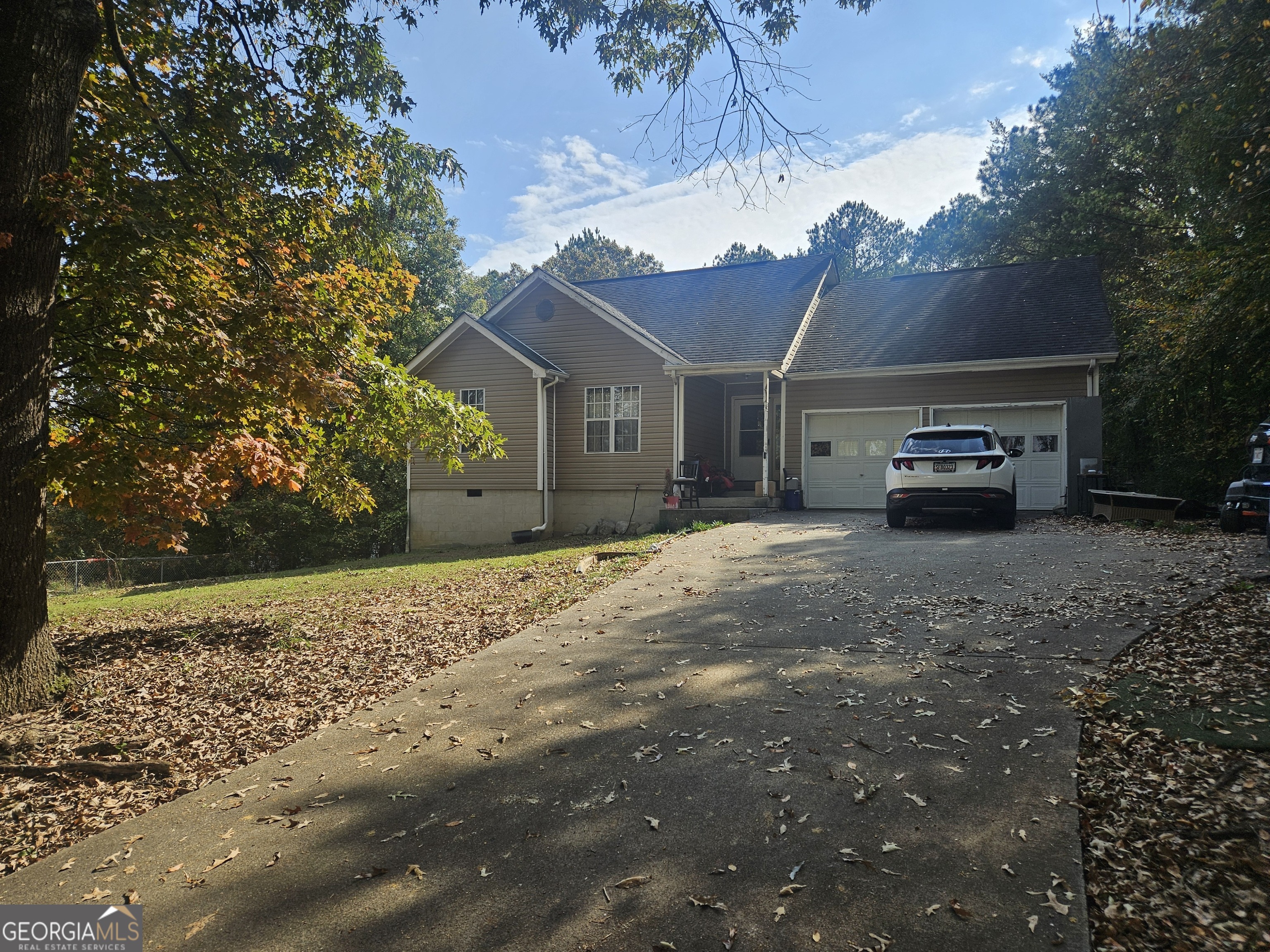 a view of a house with a yard