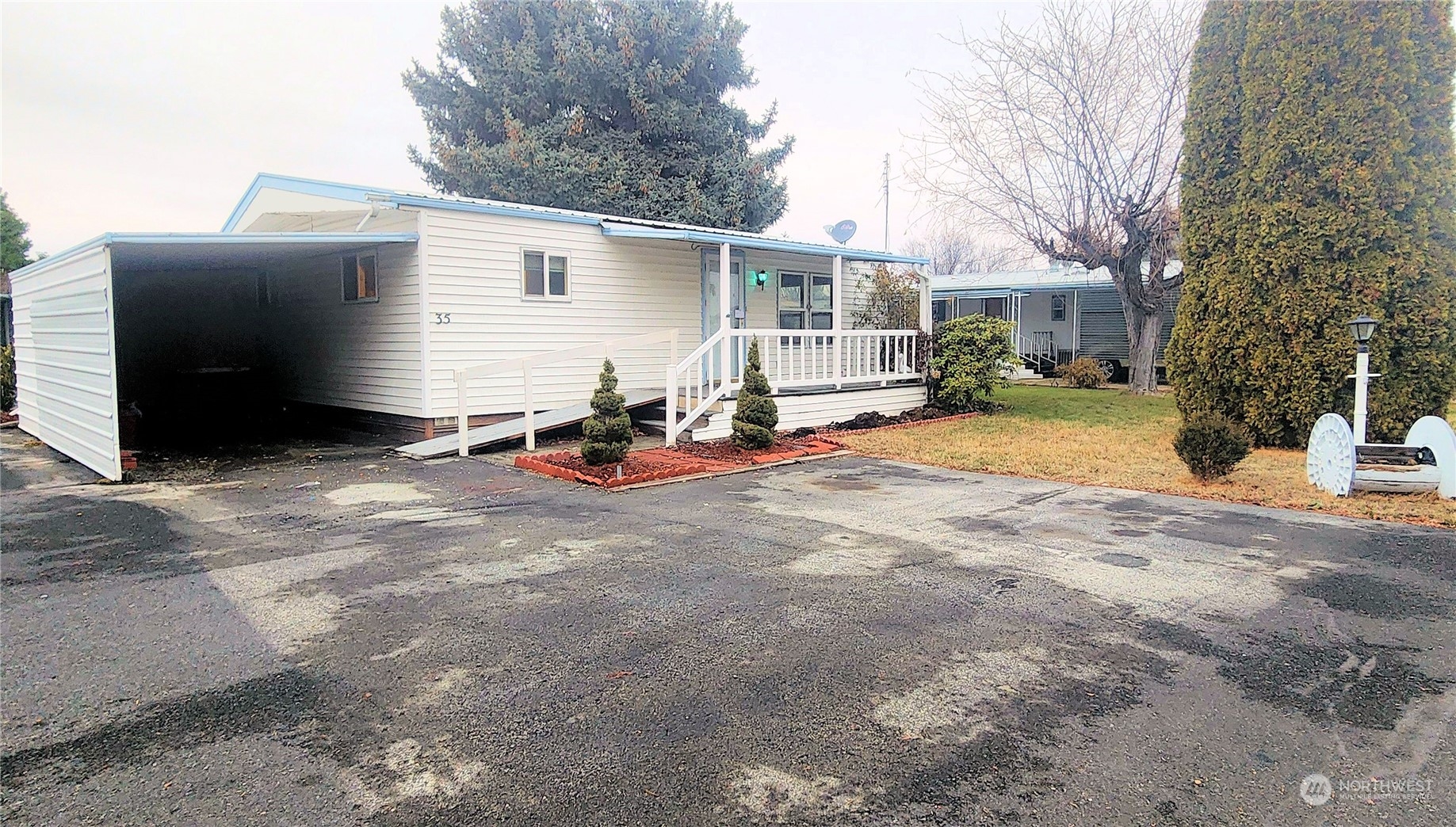 a view of a house with backyard