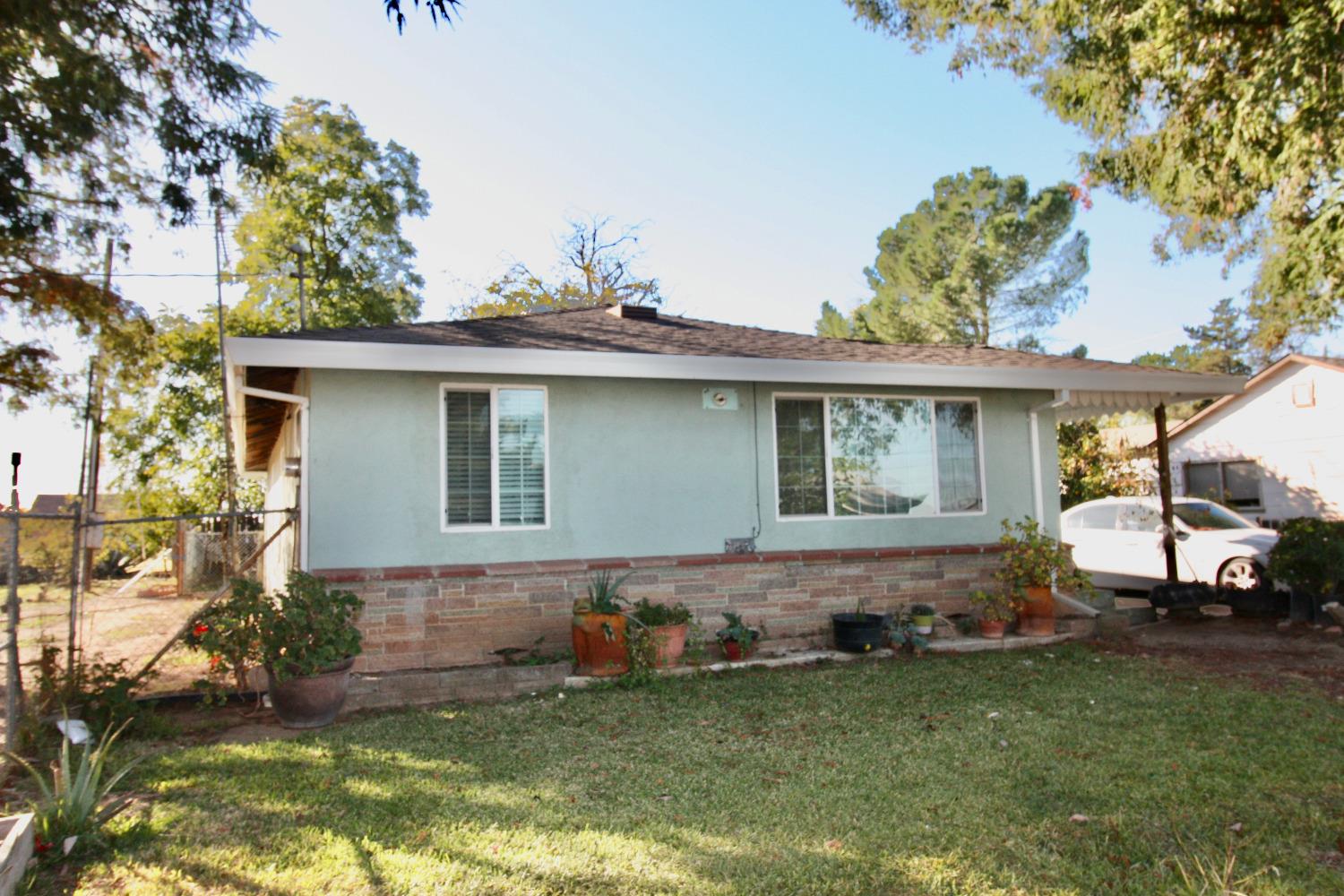 a view of a house with a yard