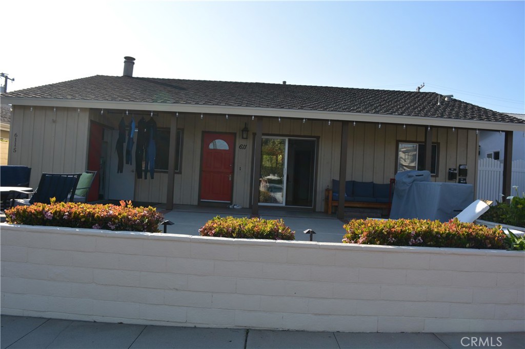 a front view of house with yard