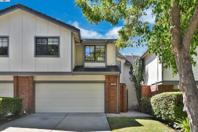 $1,249,000 | 104 Canyon Green Place | Canyon Lakes